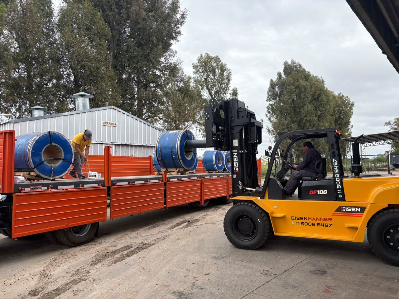 Autoelevador Eisen DF100 de 10 toneladas descargando bobinas de acero de un semirremolque