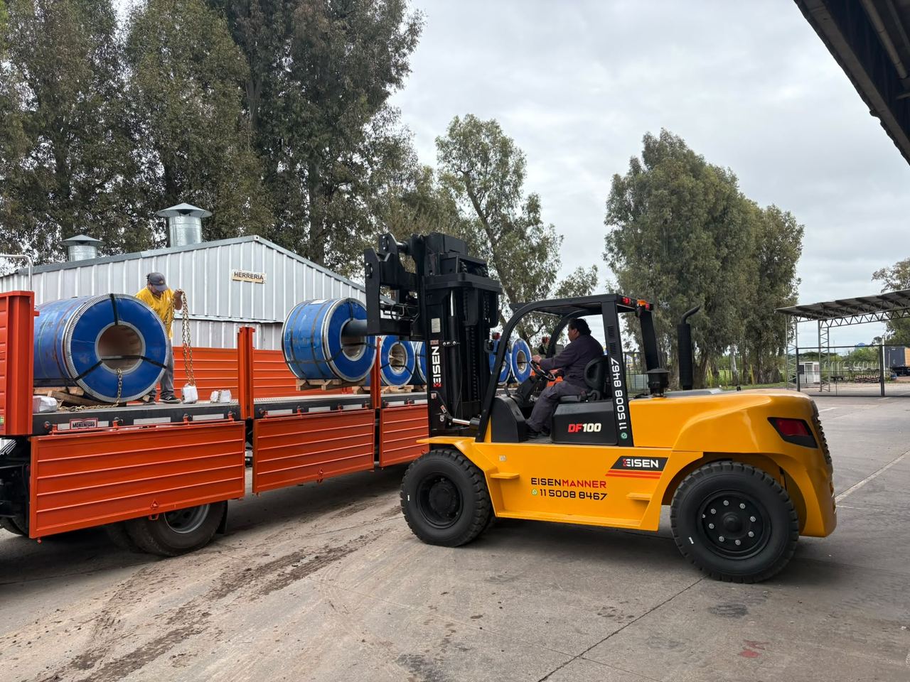 Descarga de bobinas con autoelevador de 10 tn