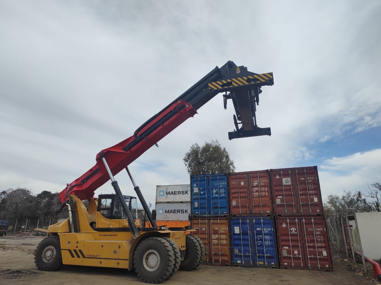 Containera maniobrando contenedores