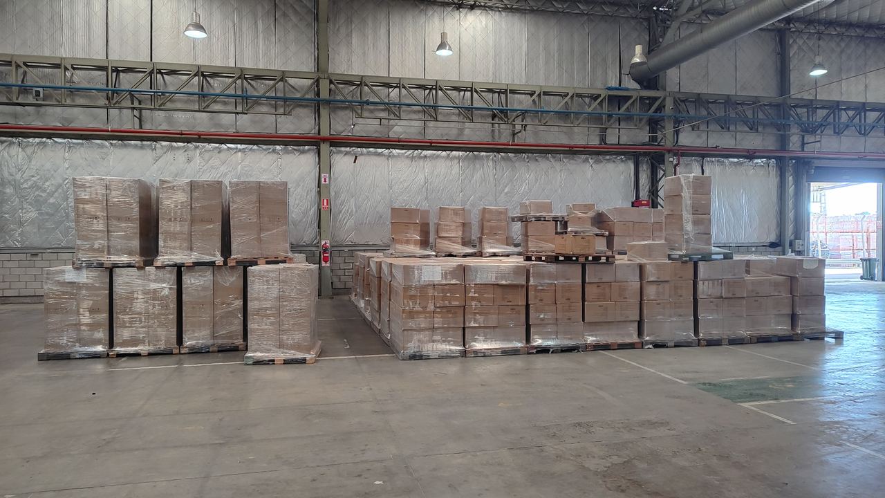 Mercadería paletizada en el depósito cubierto de JB International