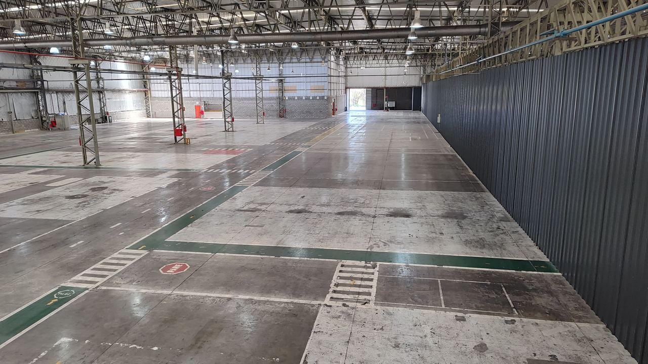 Depósito cubierto con piso demarcado