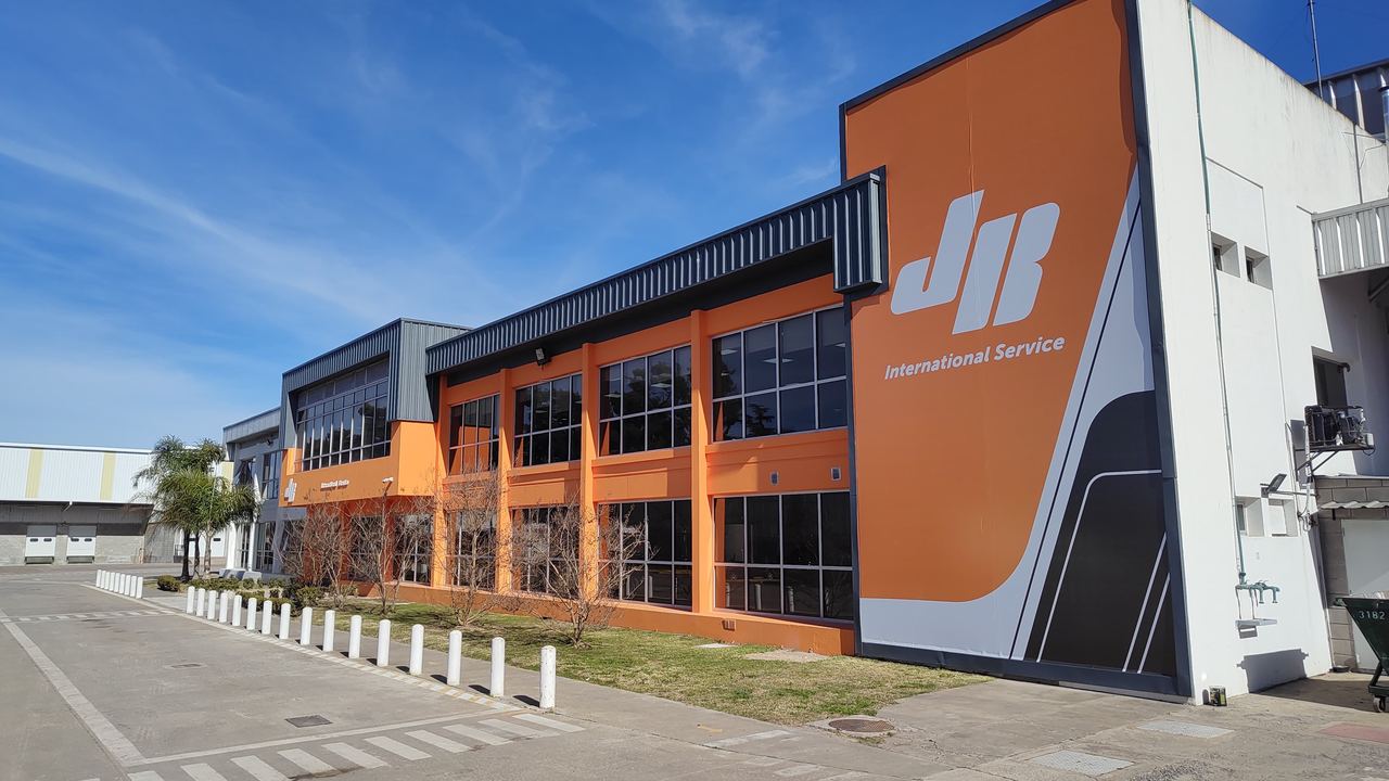 Edificio de oficinas de JB International con la torre naranja del logo