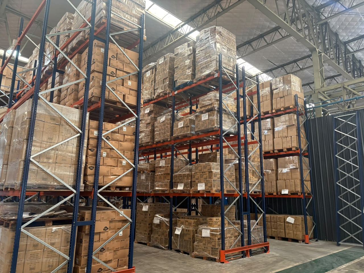 Racks selectivos de varios niveles con pallets