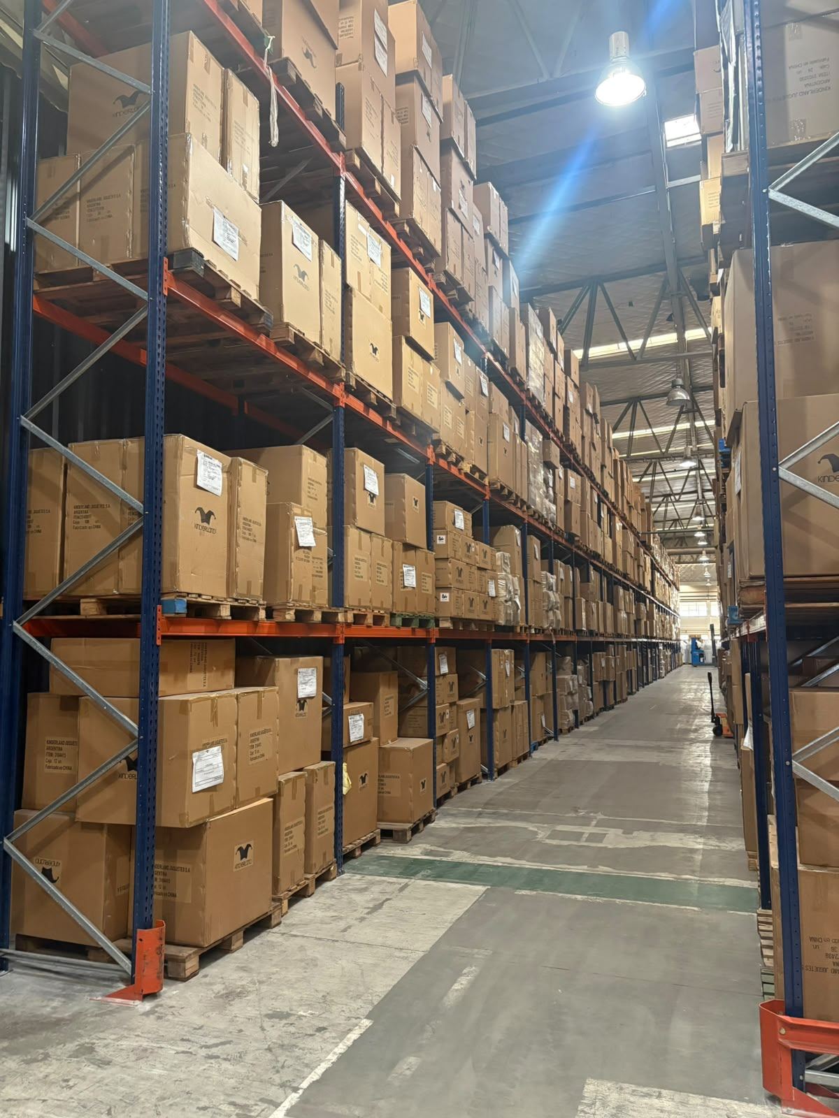 Pasillo de racks selectivos con pallets identificados en el depósito de JB