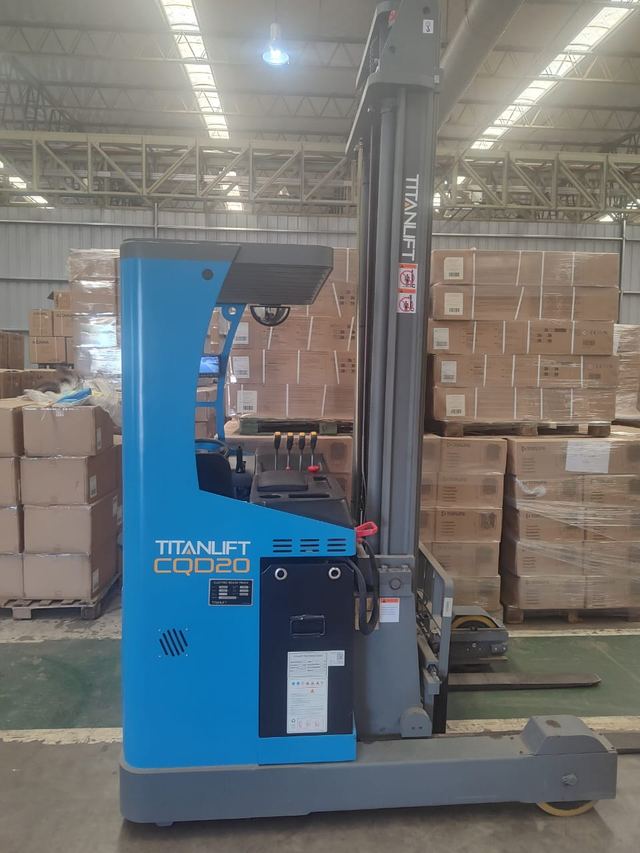 Apilador eléctrico retráctil Titanlift en el depósito