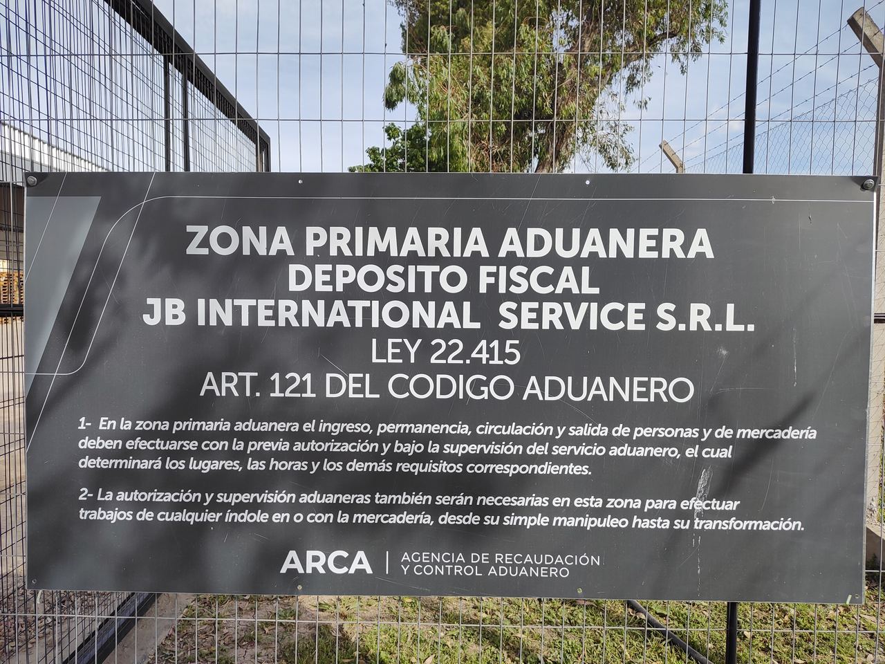 Cartel del Depósito Fiscal JB International en el ingreso del predio, Ley 22.415